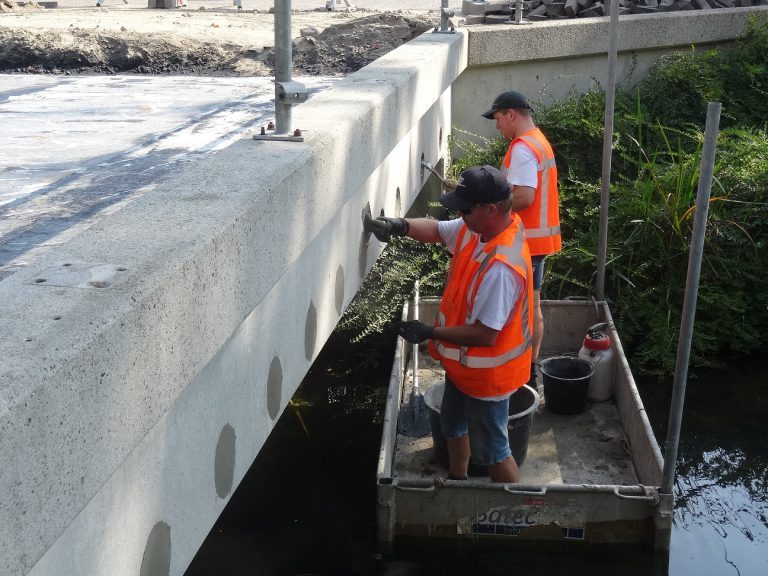 Davey en Harold herstel conussen zijkant brug-klein